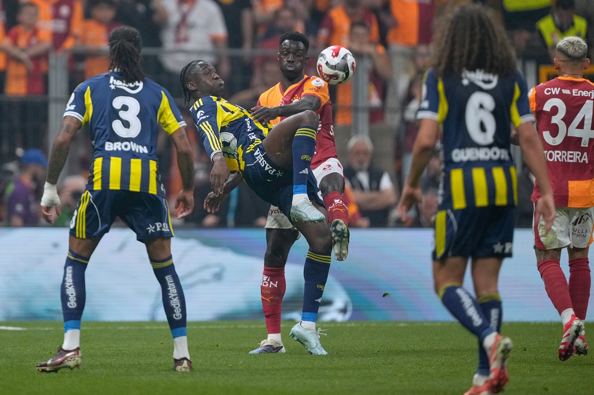 Fenerbahce's Sidiki Cherif, left, vies for th ball with Galatasaray's Davinson Sanchez during a Turkish Super Lig soccer match between Galatasaray and Fenerbahce in Istanbul, Turkey, Sunday, April 26, 2026. (AP Photo/Emrah Gurel)