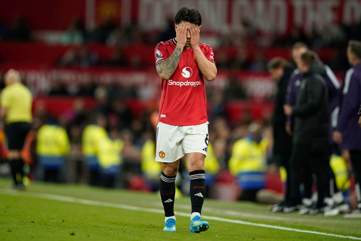 Manchester United's Lisandro Martinez reacts after receiveng a red card during the Premiier League soccer match between Manchester United and Leeds in Manchester, England, Monday, April 13, 2026. (AP Photo/Dave Thompson)
