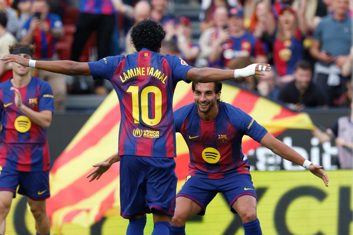 Barcelona's Ferran Torres, right, celebrates after scoring the opening goal with Barcelona's Lamine Yamal during the Spanish La Liga soccer match between Barcelona and Espanyol in Barcelona, Spain, Saturday, April 11, 2026. (AP Photo/Joan Monfort)
