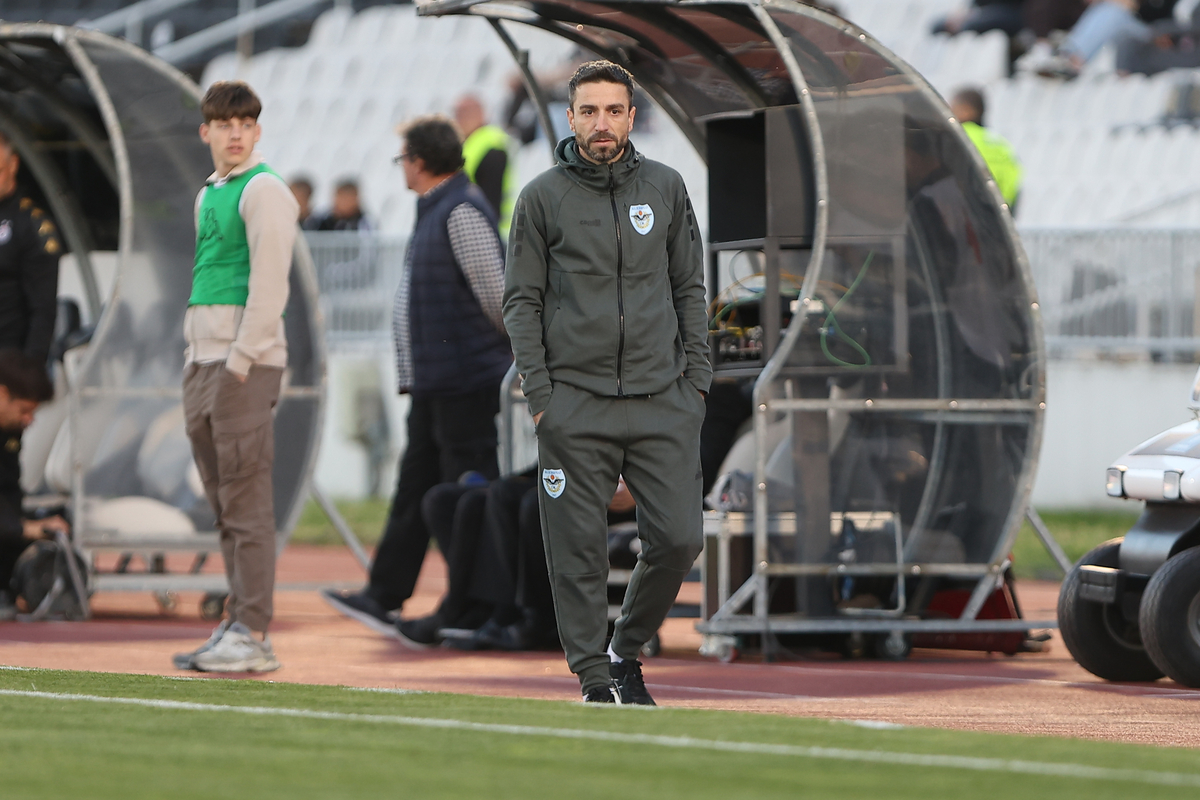 Trener Železničara iz Pančeva na utakmici Superlige Srbije protiv Partizana na stadionu Partizana, Beograd 18.04.2026. godine Foto: Ivica Veselinov / MN PRESS FUDBAL, FOOTBALL, MOZZART SUPERLIGA, PRVENSTVO SRBIJE, NATIONAL CHAMPIONSHIP, PARTIZAN, FK ZELEZNICAR PANCEVO