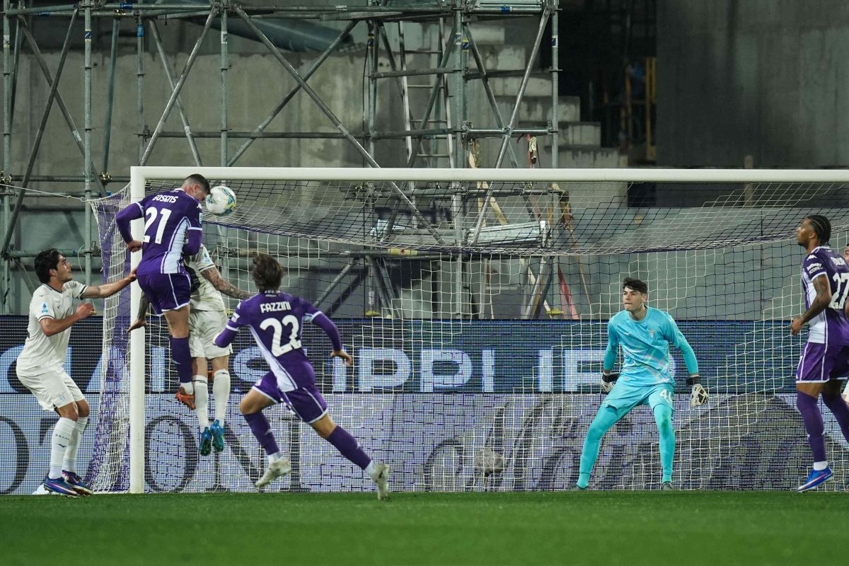 Fiorentina's Robin Everardus Gosens heads the ball to score their side's first goal of the game during the Serie A soccer match between Fiorentina and Lazio in Florence, Italy, Monday, April 13, 2026. (Massimo Paolone/LaPresse via AP)