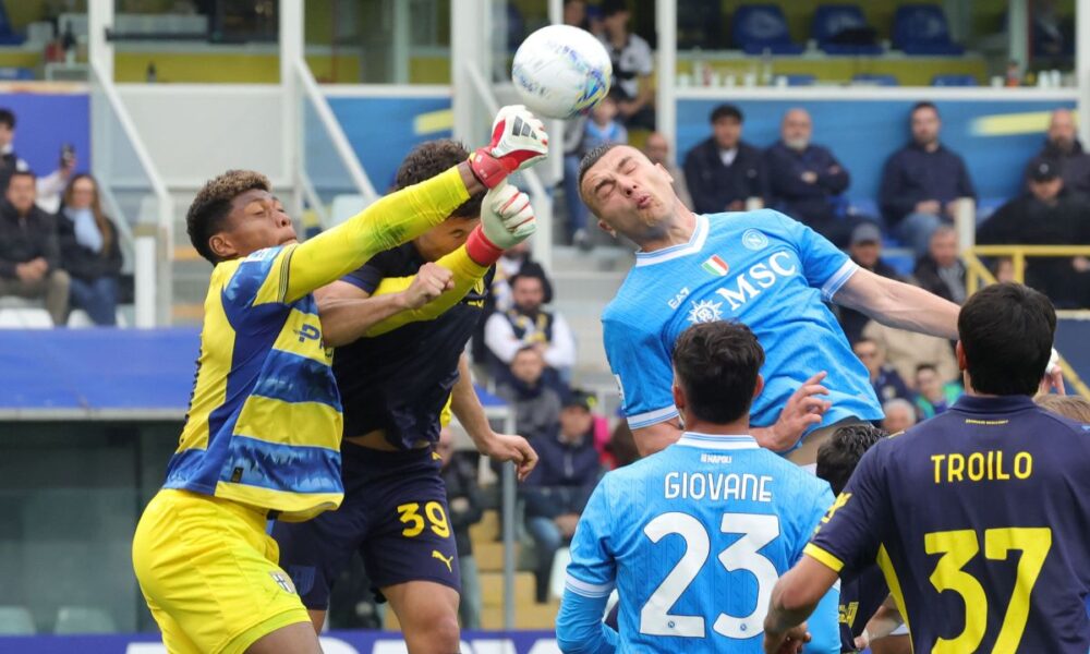 Parma goalkeeper Zion Suzuki punches the ball during the Serie A soccer match between Parma and Napoli, in Parma, Italy, Sunday, April 12, 2026. (Alberto Mariani/LaPresse via AP)