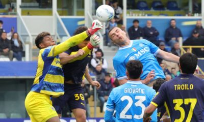 Parma goalkeeper Zion Suzuki punches the ball during the Serie A soccer match between Parma and Napoli, in Parma, Italy, Sunday, April 12, 2026. (Alberto Mariani/LaPresse via AP)