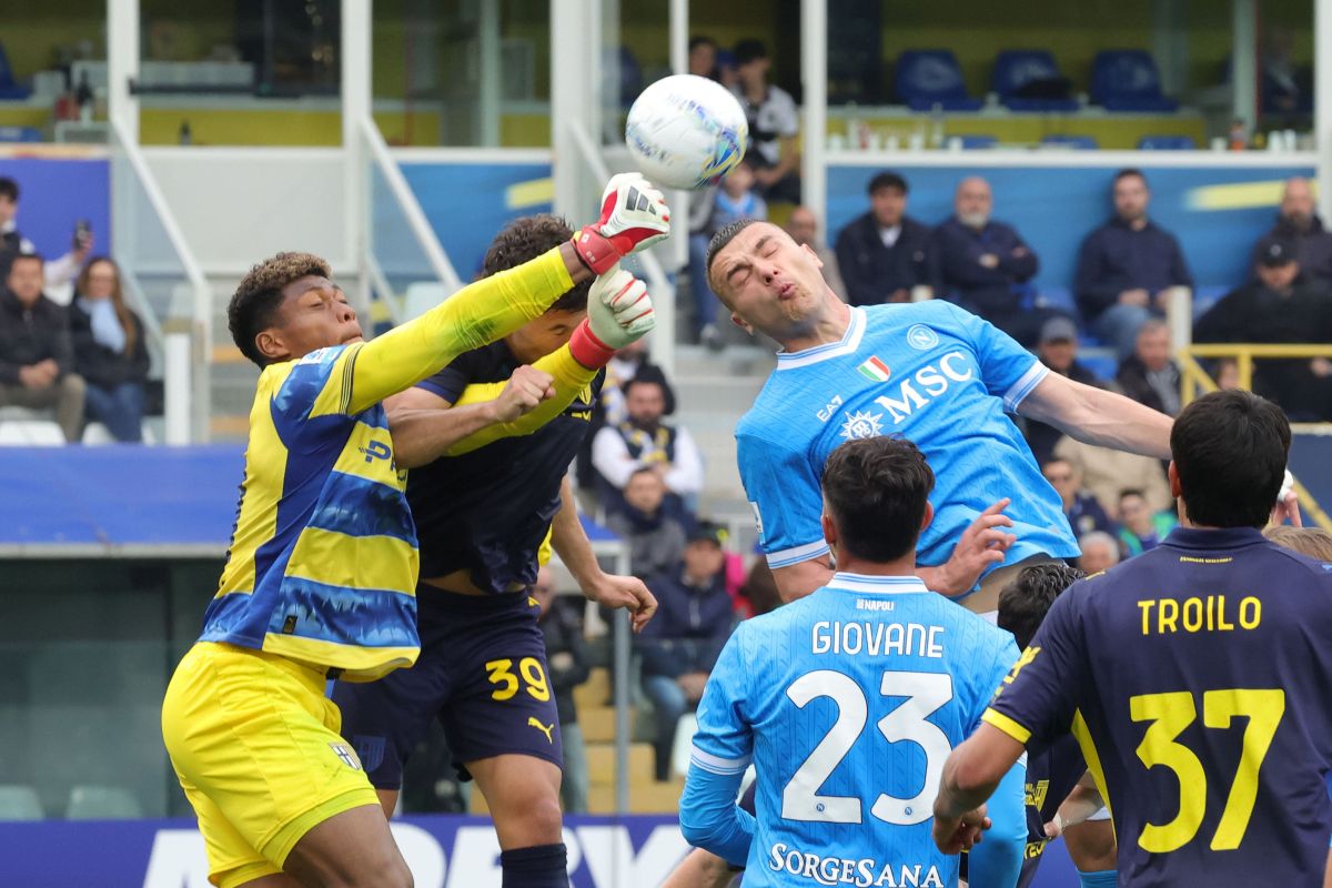 Parma goalkeeper Zion Suzuki punches the ball during the Serie A soccer match between Parma and Napoli, in Parma, Italy, Sunday, April 12, 2026. (Alberto Mariani/LaPresse via AP)