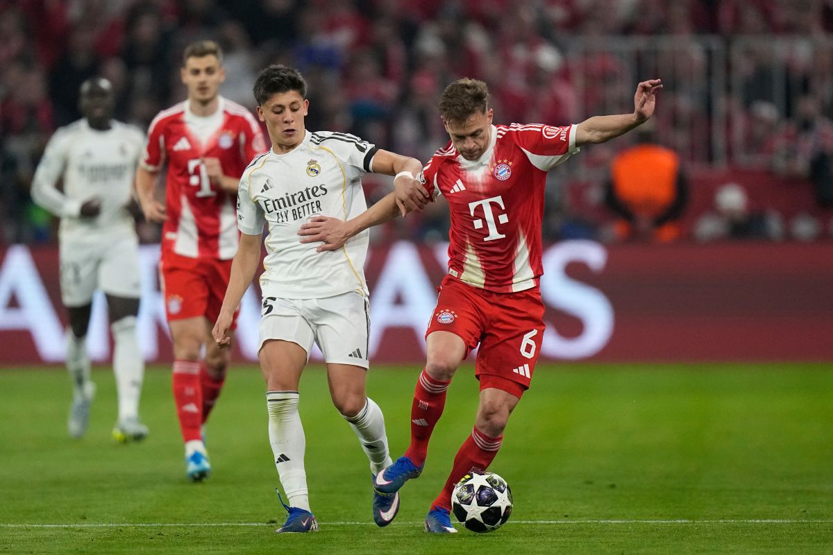 Real Madrid's Arda Guler, left, challenges for the ball with Bayern's Joshua Kimmich during the Champions League quarterfinal second leg soccer match between Bayern Munich and Real Madrid in Munich, Germany, Wednesday, April 15, 2026. (AP Photo/Matthias Schrader)