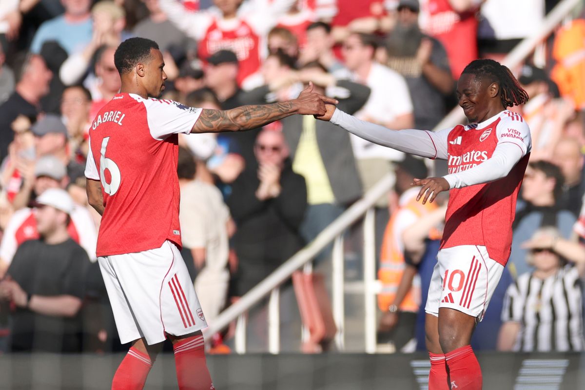 Arsenal's Eberechi Eze, right, celebrates with Arsenal's Gabriel after scoring the opening goal during the English Premier League soccer match between Arsenal and Newcastle United in London, Saturday, April 25, 2026. (AP Photo/Ian Walton)