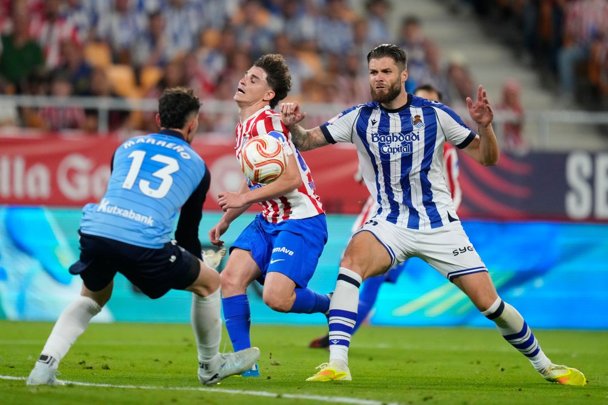 Real Sociedad's Duje Caleta-Car, right, and goalkeeper Unai Marrero, left, challenge for the ball with Atletico Madrid's Julian Alvarez during the Copa del Rey final soccer match between Atletico Madrid and Real Sociedad in Seville, Spain, Saturday, April. 18, 2026. (AP Photo/Jose Breton)