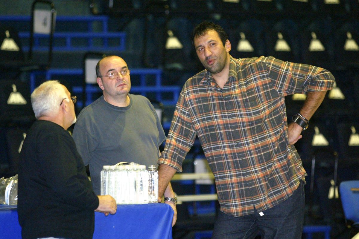 Vlade Divac bivsi kosarkas na treningu kosarkasa Partizana ua hali Pionir sa trenerom Duskom Vujosevicem 02.12.2005. godine Foto: Marko Metlas