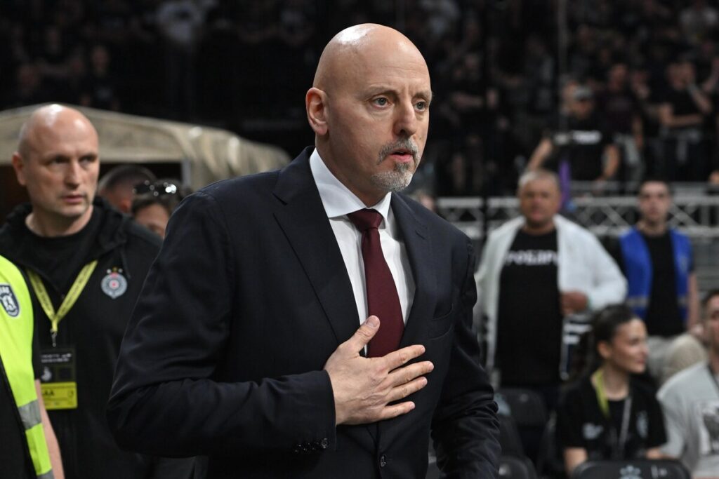 Trener Crvene zvezde na utakmici Jadranske ABA lige protiv Partizana u hali Beogradska arena, Beograd 19.04.2016. godine Foto: Marko Metlas Kosarka, Partizan, Jadranska ABA liga, Crvena zvezda