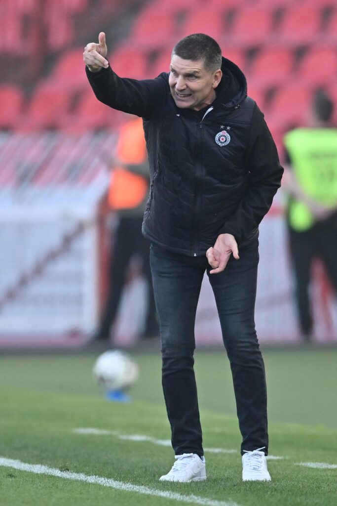 Trener Partizana na utakmici Superlige Prvenstva Srbije protiv Crvene zvezde na stadionu Rajka Mitica, Beograd, 26.04.2026. godine Foto: Marko Metlas Fudbal, Crvena zvezda, Superliga Prvenstvo Srbije, Partizan