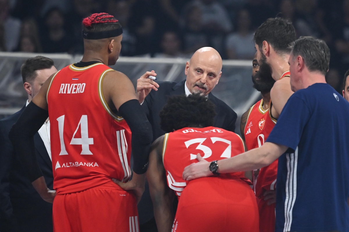 Trener Crvene zvezde na utakmici Jadranske ABA lige protiv Partizana u hali Beogradska arena, Beograd 19.04.2016. godine Foto: Marko Metlas Kosarka, Partizan, Jadranska ABA liga, Crvena zvezda