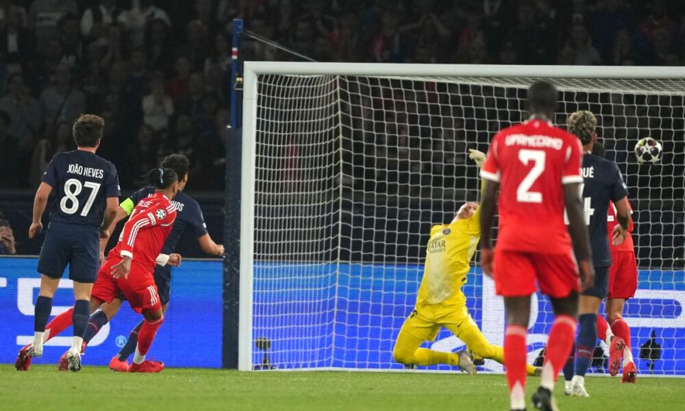 Bayern's Michael Olise, 2nd left, scores his side's second goal during a Champions League semifinal, first leg, soccer match between Paris Saint-Germain and Bayern Munich in Paris, Tuesday, April 28, 2026. (AP Photo/Aurelien Morissard)