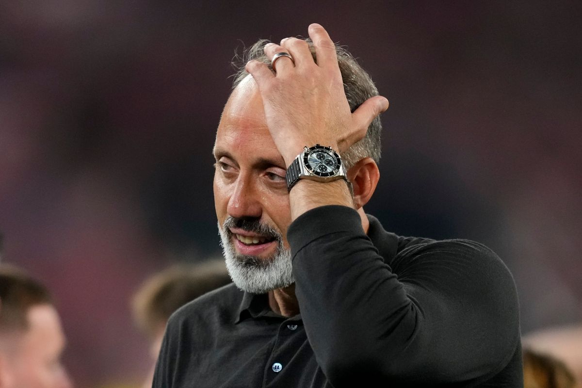 Real Sociedad's head coach Pellegrino Matarazzo celebrates after winning the Copa del Rey final soccer match between Atletico Madrid and Real Sociedad in Seville, Spain, Saturday, April. 18, 2026. (AP Photo/Jose Breton)