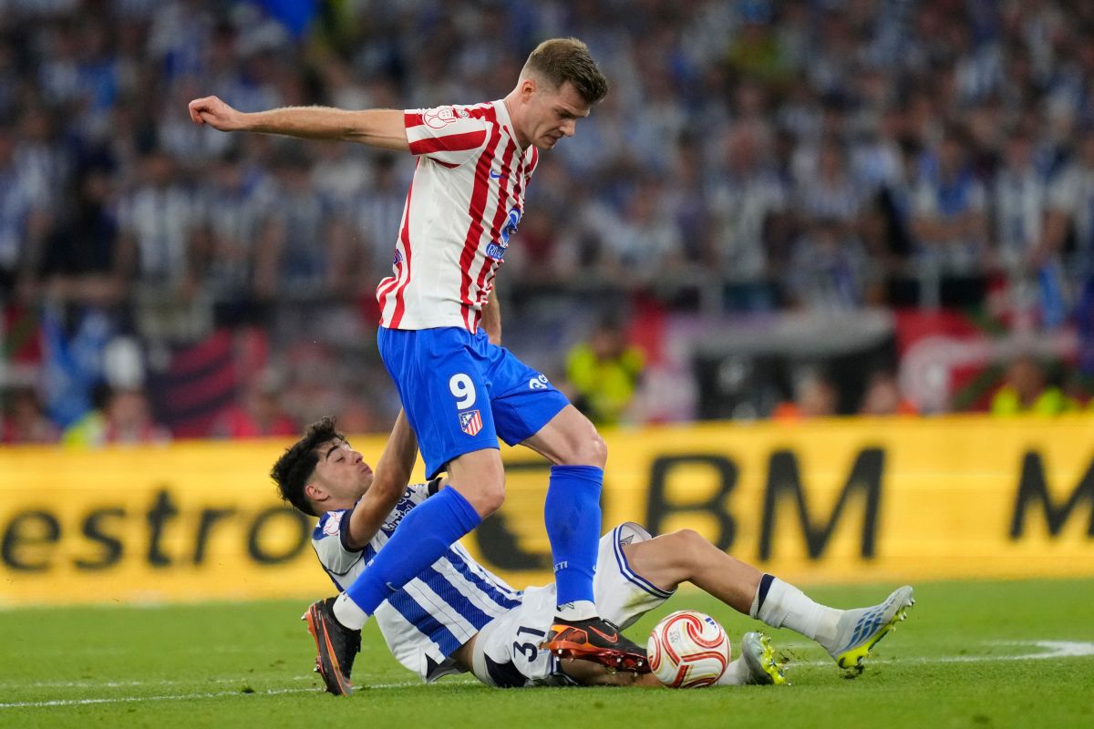 Atletico Madrid's Alexander Sorloth, top, and Real Sociedad's Jon Martin challenge for the ball during the Copa del Rey final soccer match between Atletico Madrid and Real Sociedad in Seville, Spain, Saturday, April. 18, 2026. (AP Photo/Jose Breton)