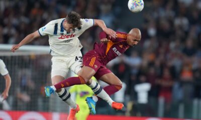Atalanta's Giorgio Scalvini, left, and Roma's Donyell Malen battle for a header during an Italian Serie A soccer match between Roma and Atalanta, Saturday, April 18, 2026, in Rome. (Alfredo Falcone/LaPresse via AP)