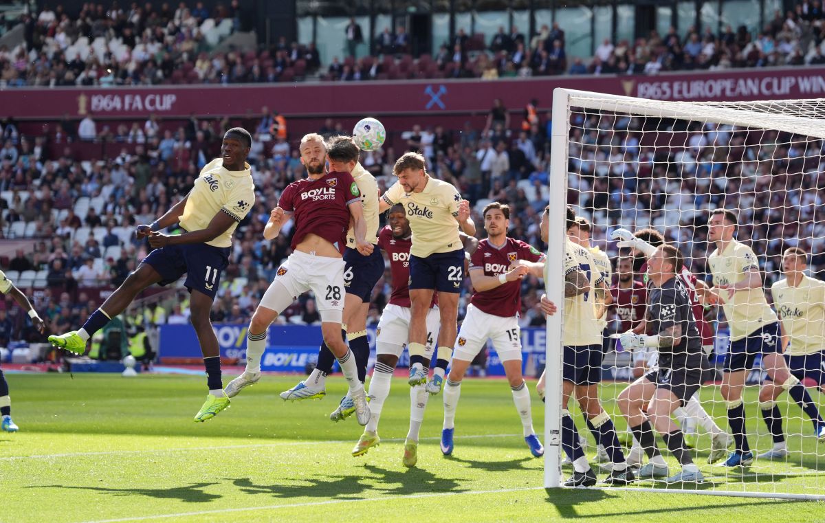 West Ham United's Tomas Soucek, second left, scores during the English Premier League soccer match between West Ham United and Everton in London, Saturday April 25, 2026. (Jonathan Brady/PA via AP)