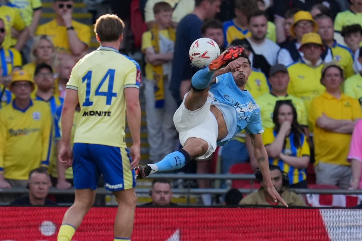 Manchester City's Tijjani Reijnders shoots during the FA Cup semifinal soccer match between Manchester City and Southampton in Manchester, England, Saturday, April 25, 2026. (AP Photo/Kin Cheung)