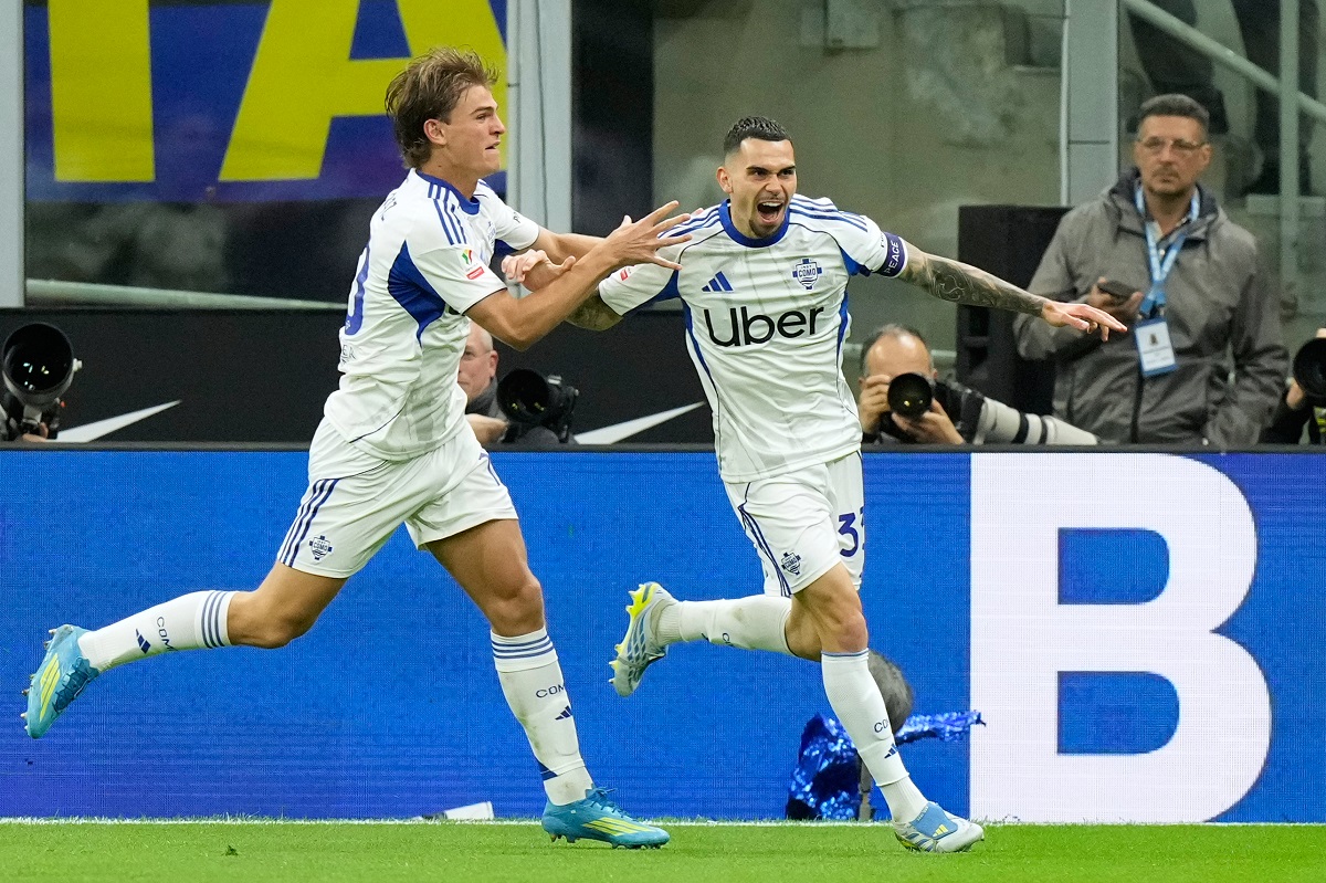 Como's Lucas Da Cunha celebrates after scoring his side's second goal during the Italian Cup, return-leg soccer match between Inter Milan and Como, in Milan, Italy, Tuesday, April 21, 2026. (AP Photo/Luca Bruno)