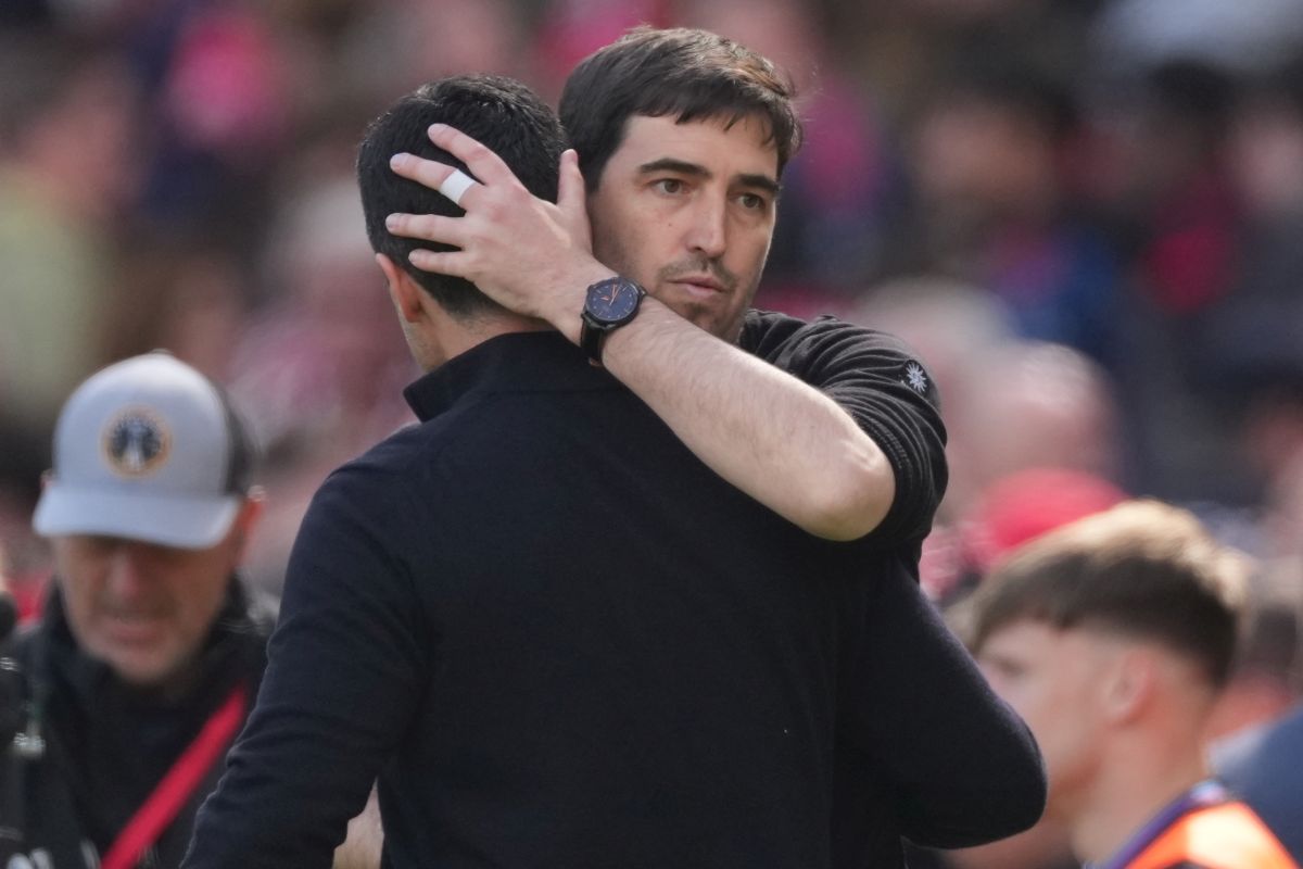 Bournemouth's head coach Andoni Iraola hugs Arsenal's manager Mikel Arteta, left, after the Premier League soccer match between Arsenal and Bournemouth in London, England Saturday, April 11, 2026. (AP Photo/Dave Shopland)