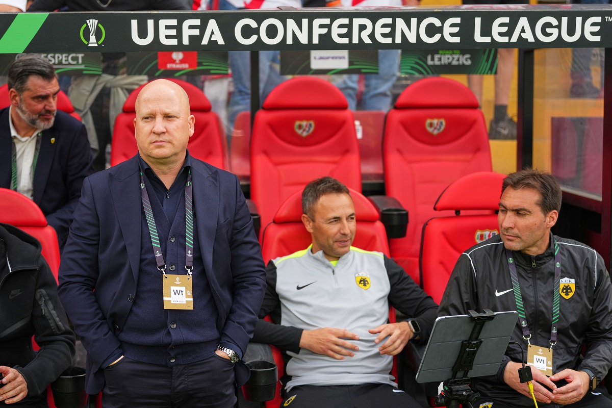 AEK Athens' head coach Marko Nikolic waits for the start of the Conference League quarterfinals soccer match between Rayo Vallecano and AEK Athens in Madrid, Spain, Thursday, April 9, 2026. (AP Photo/Manu Fernandez)