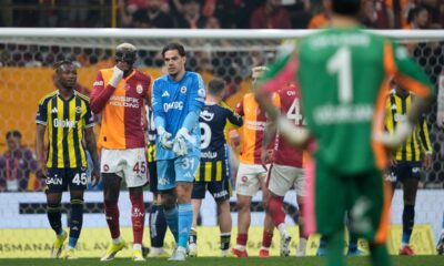 Fenerbahce's goalkeeper Ederson, third left, leaves the pitch after he was shown a red card during a Turkish Super Lig soccer match between Galatasaray and Fenerbahce in Istanbul, Turkey, Sunday, April 26, 2026. (AP Photo/Emrah Gurel)