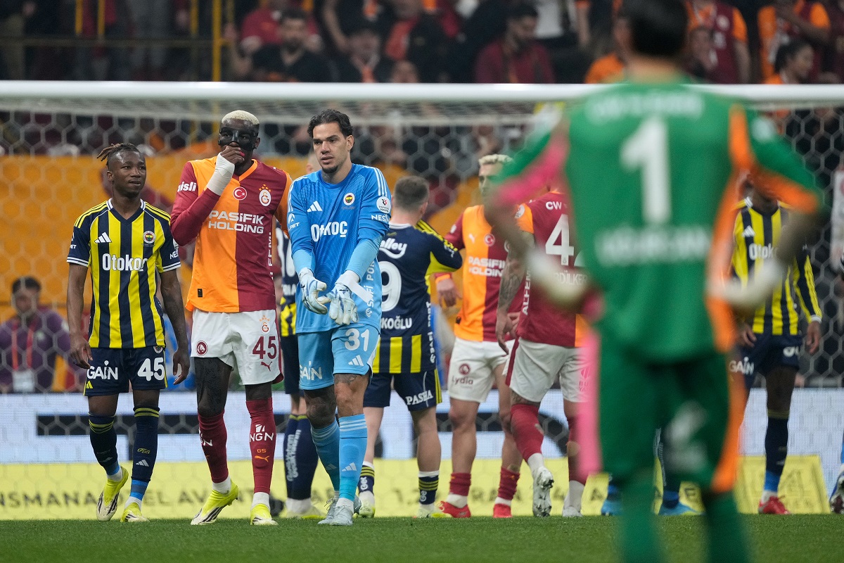 Fenerbahce's goalkeeper Ederson, third left, leaves the pitch after he was shown a red card during a Turkish Super Lig soccer match between Galatasaray and Fenerbahce in Istanbul, Turkey, Sunday, April 26, 2026. (AP Photo/Emrah Gurel)