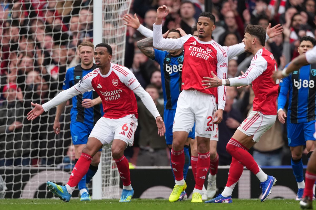 Arsenal players demand a penalty call after a hand play during the Premier League soccer match between Arsenal and Bournemouth in London, England Saturday, April 11, 2026. (AP Photo/Dave Shopland)