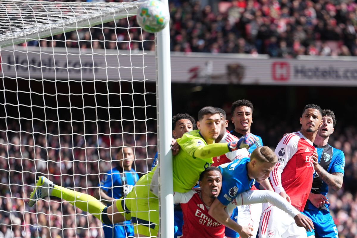 Bournemouth's goalkeeper Djordje Petrovic punches the ball during the Premier League soccer match between Arsenal and Bournemouth in London, England Saturday, April 11, 2026. (AP Photo/Dave Shopland)