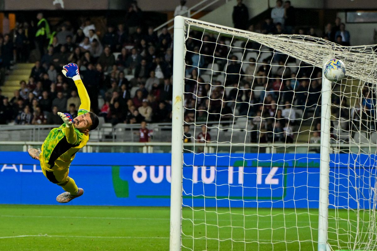 Sassuolo goalkeeper Arijanet Muric is scored on by Torino's Giovanni Simeone during the Serie A soccer match between Torino and Sassuolo in Turin, Italy, Friday, May 8, 2026. (Tano Pecoraro/LaPresse via AP)