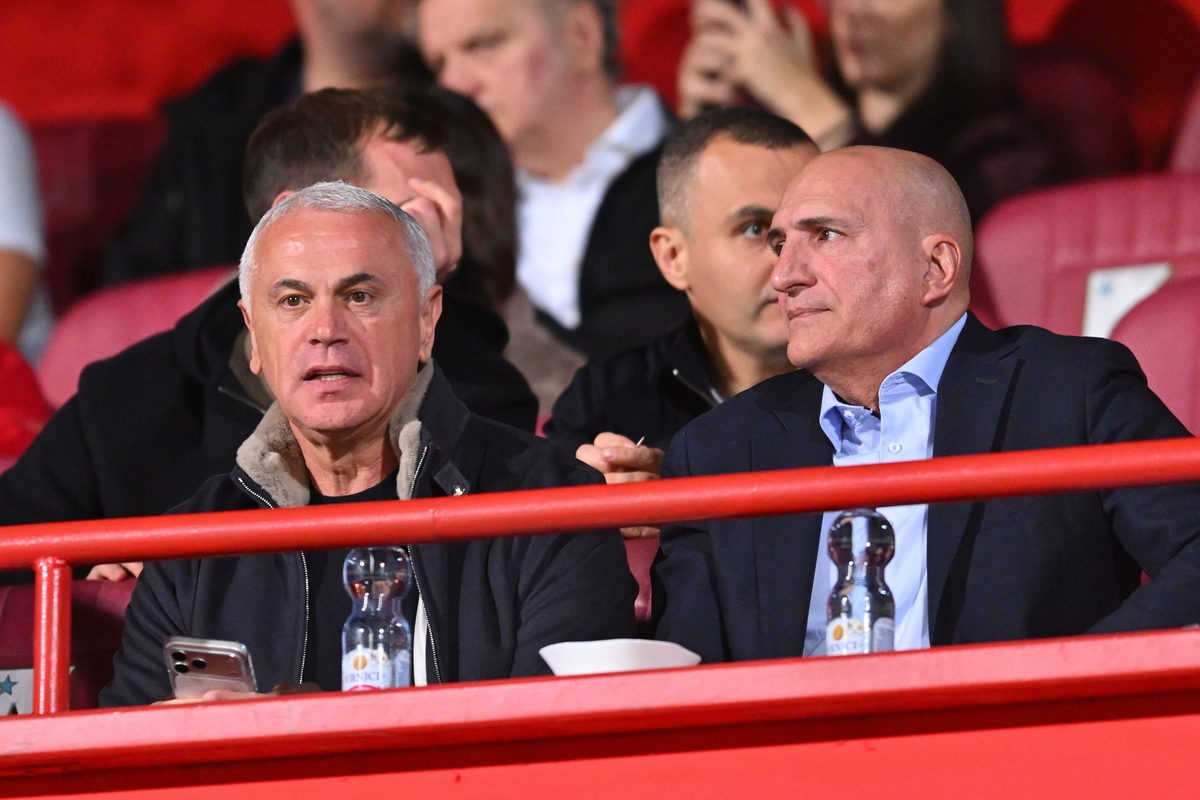 ZVEZDAN TERZIC direktor i MITAR MRKELA sportski direktor fudbalera Crvene zvezde na utakmici Superlige Prvenstva Srbije protiv Vojvodine Novi Sad na stadionu Karadjordje, Novi Sad 30.10.2025. godine Foto: Marko Metlas Fudbal, Crvena zvezda, Superliga Prvenstvo Srbije, Vojvodina Novi Sad