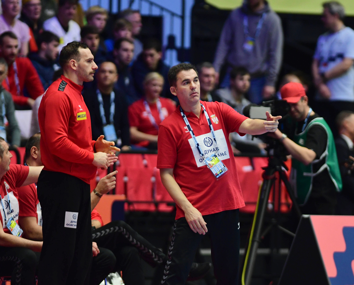 RAUL GONZALEZ GUTIERREZ Raul Gonzalez Gutierez, trener rukometasa reprezentacije Srbije, na utakmici EHF Evropskog prvenstva protiv Nemacke, u hali Jiske bank boksen. Herning, 17.01.2026. foto: MN Press / ps Rukomet, Srbija, EHF Evropsko prvenstvo, Nemacka