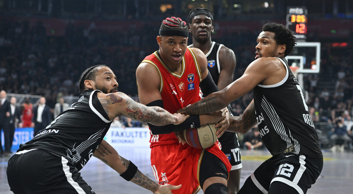 JASIEL RIVERO Hasiel Rivero kosarkas Crvene zvezde na utakmici Jadranske ABA lige protiv CARLIK JONES Karlik Dzons i STERLING BROWN Sterling Braun iz Partizana u hali Beogradska arena, Beograd 19.04.2016. godine Foto: Marko Metlas Kosarka, Partizan, Jadranska ABA liga, Crvena zvezda