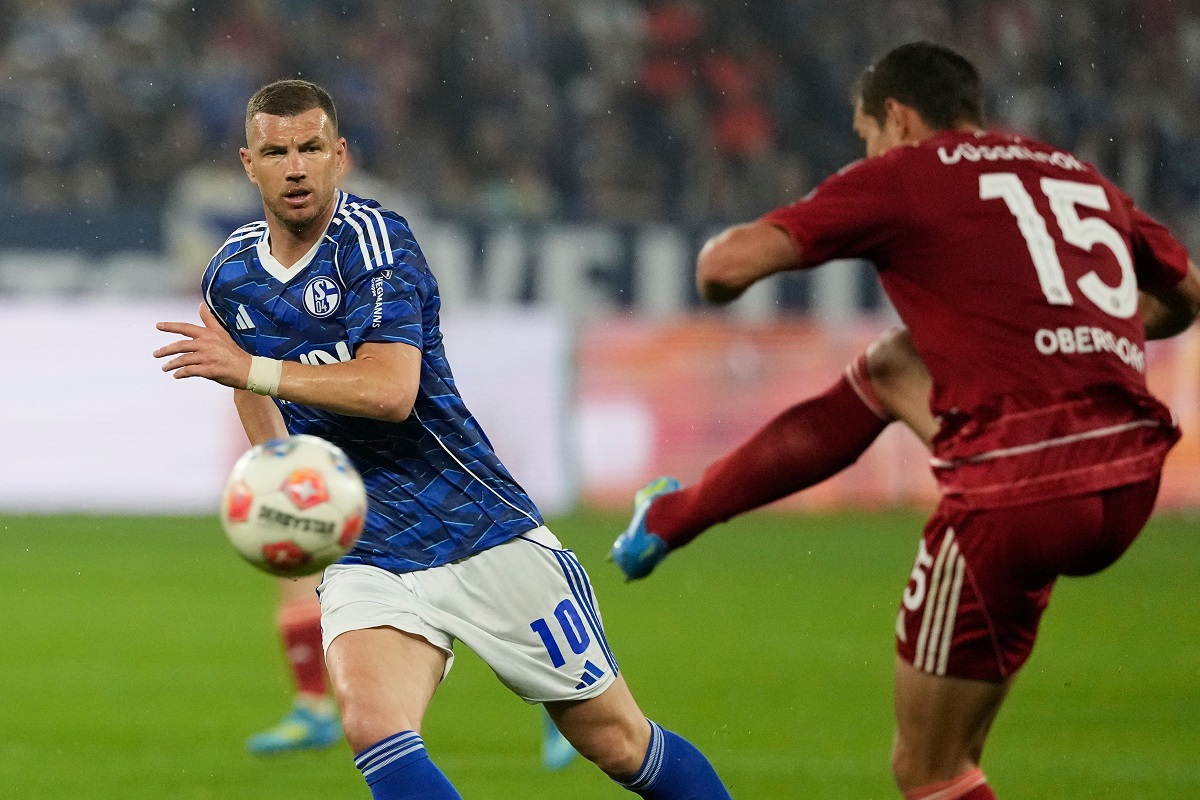 Schalke's Edin Dzeko, left, tries to block a shot from Duesseldorf's Tim Oberdorf during the German Bundesliga 2 soccer match between FC Schalke 04 and Fortuna Duesseldorf in Gelsenkirchen, Germany, Saturday, May 2, 2026. (AP Photo/Martin Meissner)