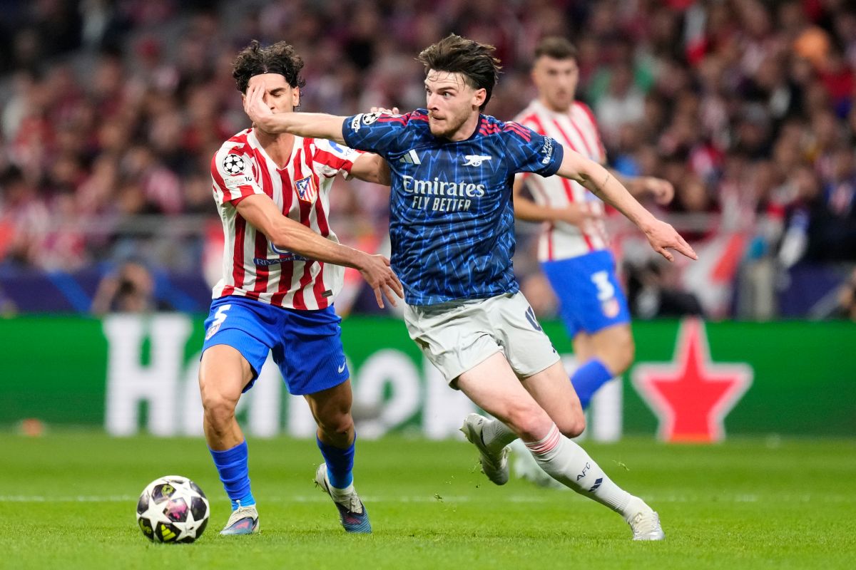 Arsenal's Declan Rice, right, and Atletico Madrid's Johnny Cardoso battle for the ball during a Champions League semifinal, first leg, soccer match between Atletico Madrid and Arsenal in Madrid, Spain, Wednesday, April 29, 2026. (AP Photo/Jose Breton)