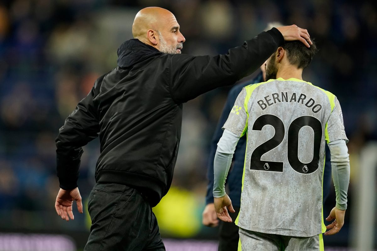 Manchester City's head coach Pep Guardiola hugs Bernardo Silva after the Premier League soccer match between Manchester City and Everton in Liverpool, England, Monday, May 4, 2026. (AP Photo/Dave Thompson)