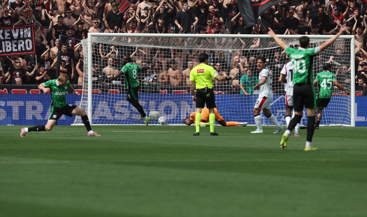Players celebrate Sassuolo Domenico Berardi's first goal of the game during an Italian Serie A soccer match between Sassuolo and Milan in Reggio Emilia, Italy, Sunday, May 3, 2026. (Gianni Santandrea/LaPresse via AP)